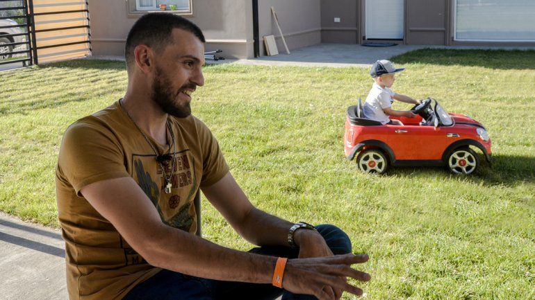 Una imagen muy tierna: Josito disfruta de la tranquilidad de Plottier y de ver jugar a Milo con su autito.