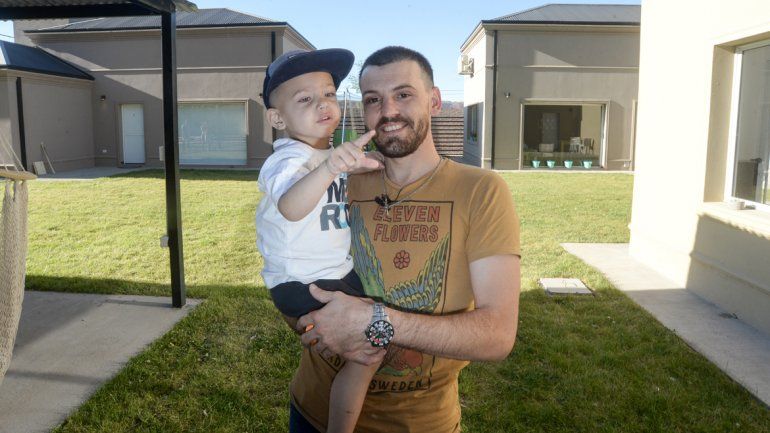 Amigos son los amigos. Milo, fan número uno de Josito, junto a Di Palma.