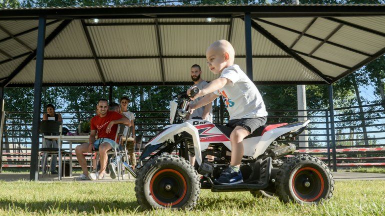 ¿Futuro piloto? El pequeño Milo demostró que la tiene clara en el manejo de su cuatri.