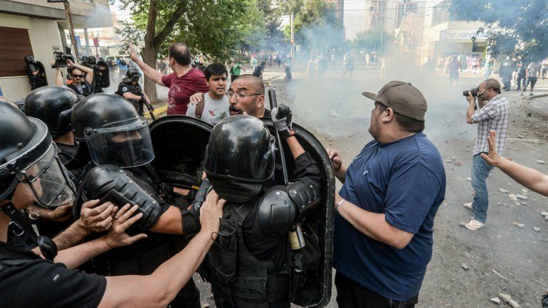 La batalla campal que se desarroll&oacute; durante dos horas en pleno centro de la ciudad dej&oacute; heridos, vidrios rotos y estupor entre los vecinos, ajenos a las causas del Gobierno y el gremio.