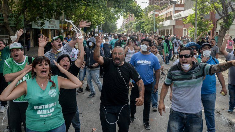 La batalla campal que se desarrolló durante dos horas en pleno centro de la ciudad dejó heridos, vidrios rotos y estupor entre los vecinos, ajenos a las causas del Gobierno y el gremio.