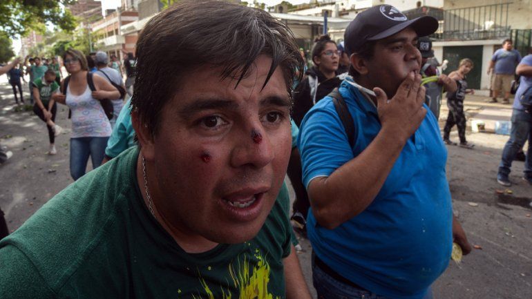 La batalla campal que se desarrolló durante dos horas en pleno centro de la ciudad dejó heridos, vidrios rotos y estupor entre los vecinos, ajenos a las causas del Gobierno y el gremio.