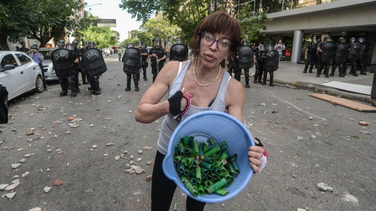 La batalla campal que se desarrolló durante dos horas en pleno centro de la ciudad dejó heridos, vidrios rotos y estupor entre los vecinos, ajenos a las causas del Gobierno y el gremio.