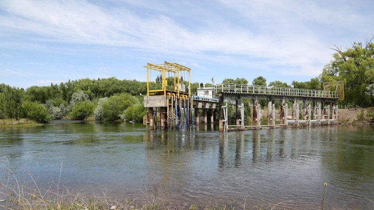 Río arriba del Neuquén también están las tomas de la planta de agua.