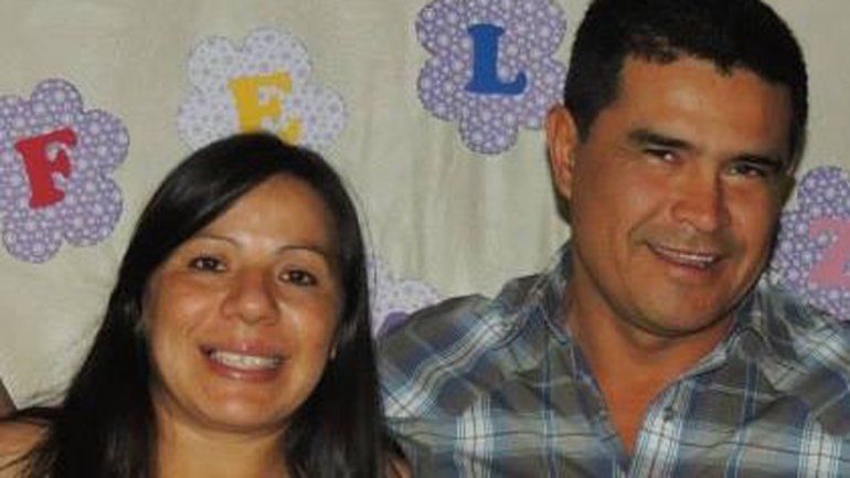 La víctima, Mariana Segovia, de 38 años, quedó tirada en la vereda y murió. Su esposo le disparó cuatro balazos.