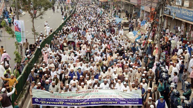 Activistas musulmanes protestan contra la decisión de Trump.
