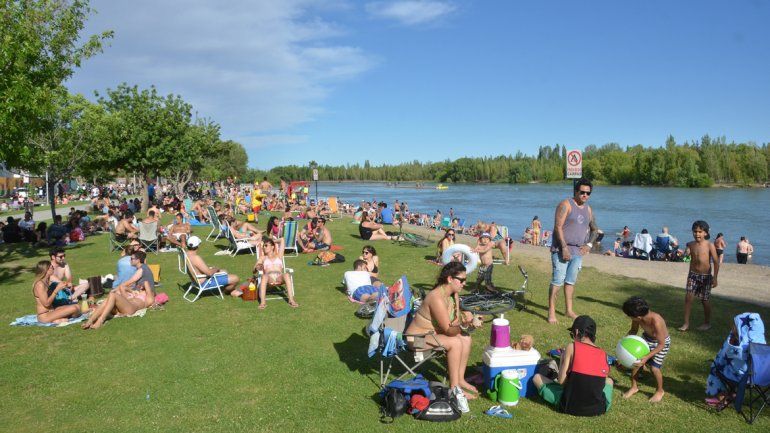 La temperatura rondó los 30 grados. Familias y amigos disfrutaron del viernes feriado.