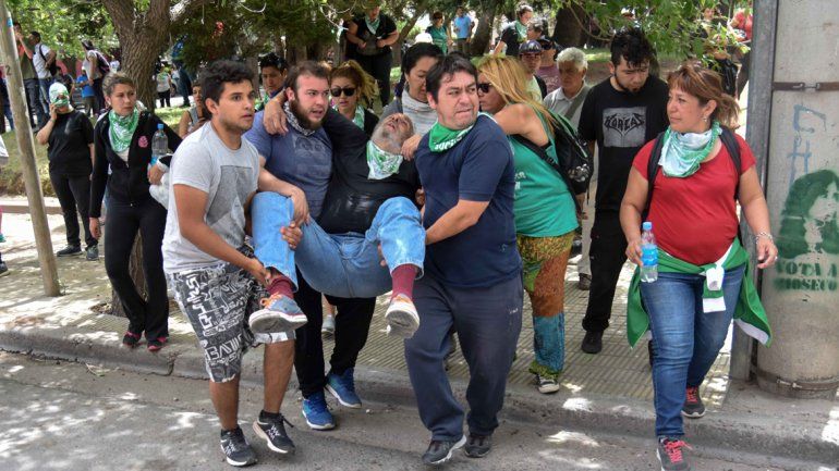 La Policía no cesó de disparar balas de goma y los manifestantes de ATE resistieron los embates con piedras.