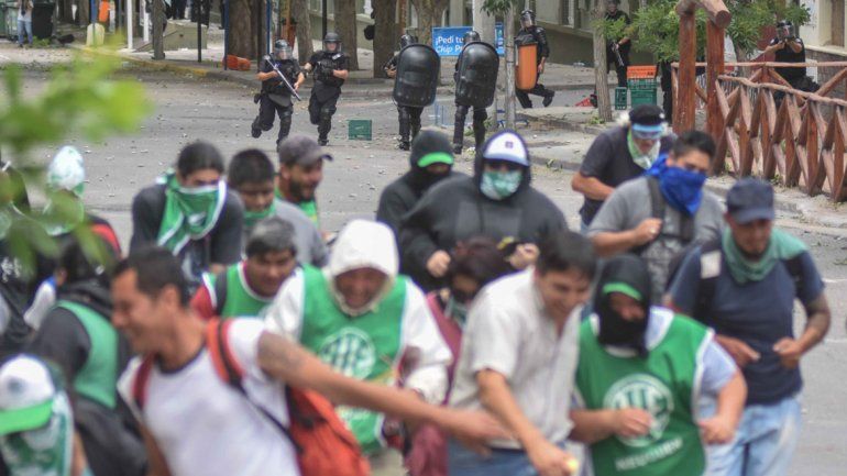La Policía no cesó de disparar balas de goma y los manifestantes de ATE resistieron los embates con piedras.