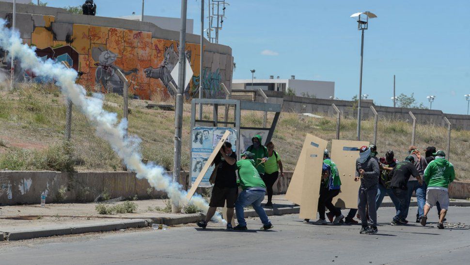 Postales del tercer día de caos y violencia en Neuquén