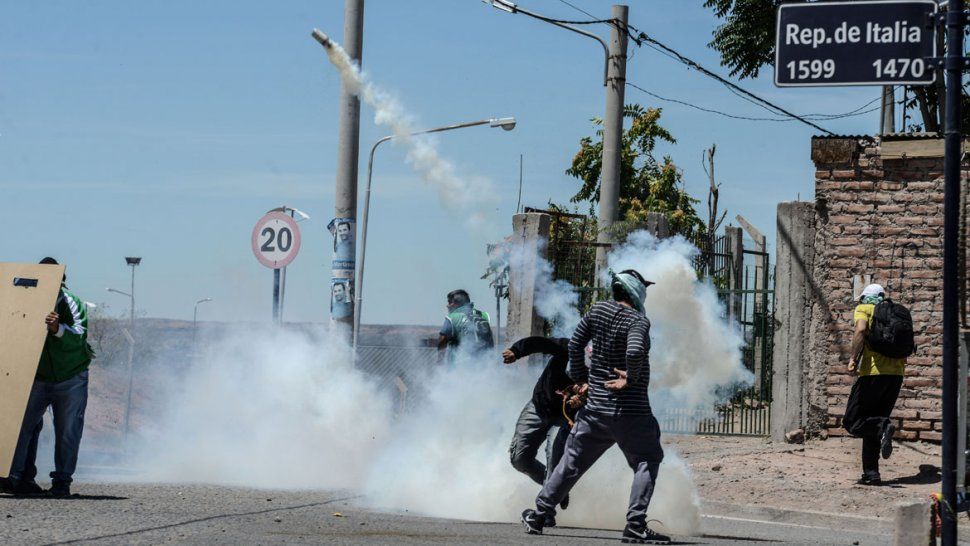 Postales del tercer día de caos y violencia en Neuquén