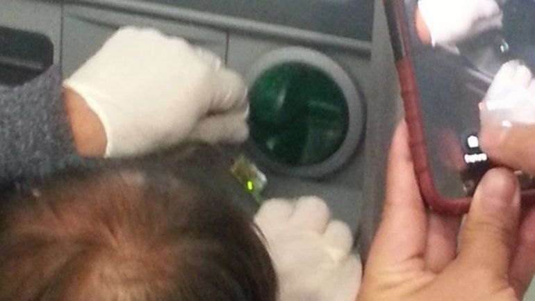 El clonador de tarjetas fue descubierto en un cajero del Banco Patagonia.