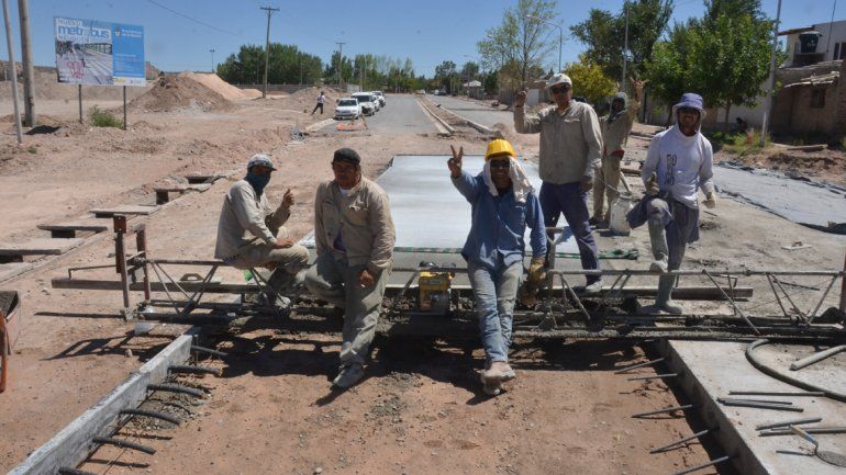 Obreros, ayer, en una pausa en la obra del Metrobús.