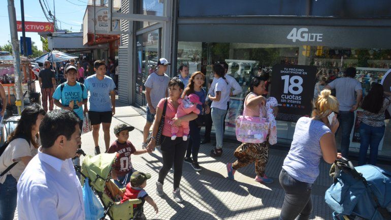 En el Bajo neuquino se concentraron miles de personas para hacer compras.