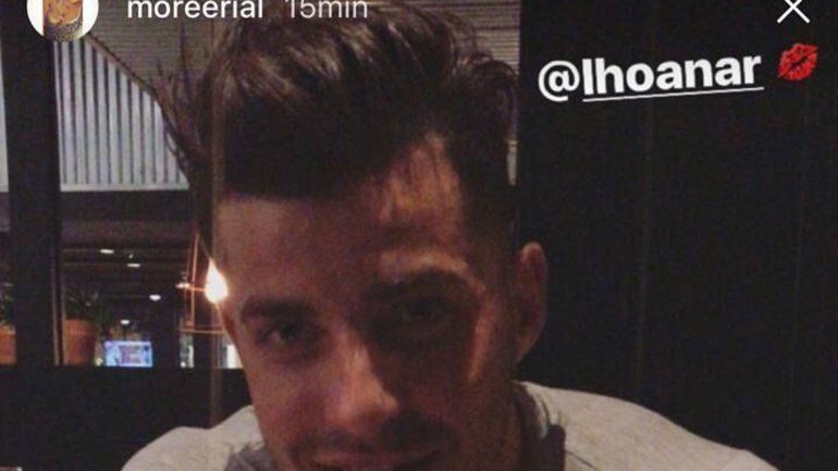 La hija del Intruso retrató al DJ comiendo helado en un restó de Carlos Paz.