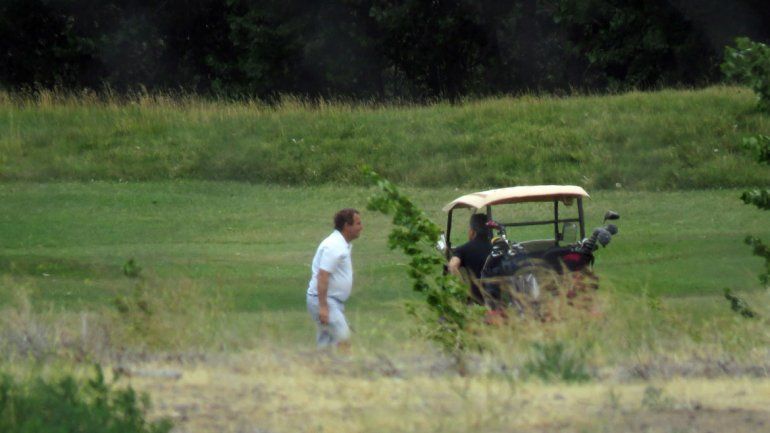 El Presidente estuvo en el campo de golf donde se trasladó con un carrito (foto). Hubo un encuentro con el intendente de Plottier
