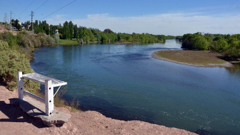Hay dos investigaciones sobre la contaminación en el río Neuquén.