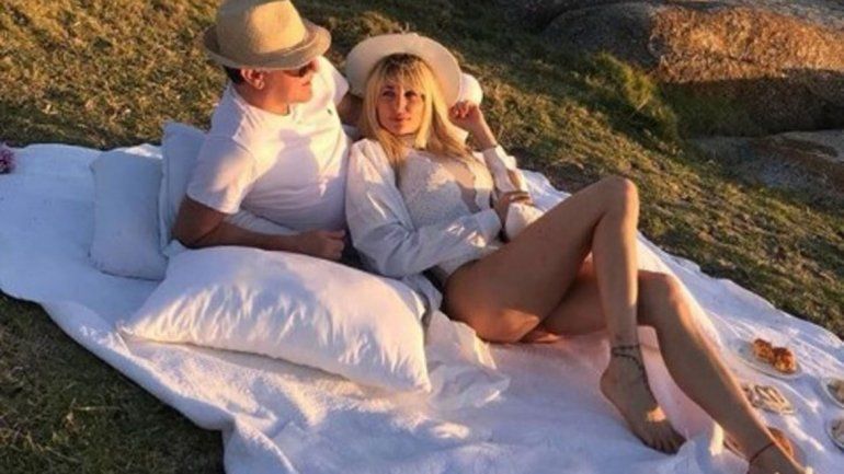 El romántico festejo de Victoria y su novio, viendo el atardecer en el mismo lugar en que se conocieron.