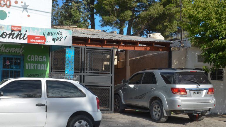 Una postal de ayer: una camioneta estacionada en el frente de la propiedad.
