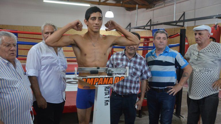 Cara a cara. Mauro Godoy y Leonardo Amitrano clavaron 63,500 kilos exactos en la balanza. Promesa de buen boxeo esta noche en el primer festival pugilístico del año en la capital.