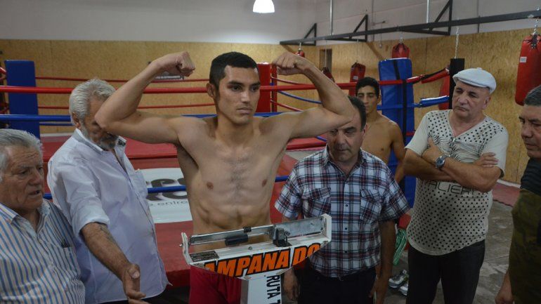 Cara a cara. Mauro Godoy y Leonardo Amitrano clavaron 63,500 kilos exactos en la balanza. Promesa de buen boxeo esta noche en el primer festival pugilístico del año en la capital.