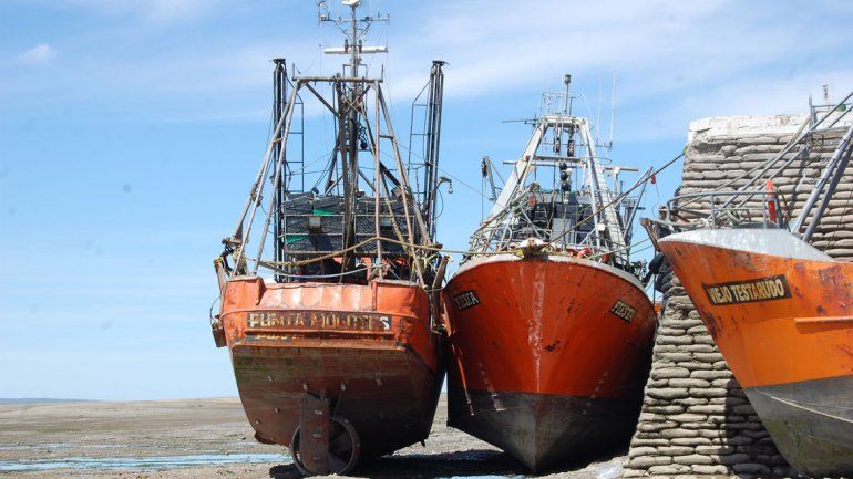 Cada seis horas, y cuando los pesqueros están en la orilla, se puede apreciar un paisaje de pintura. Quien va a Las Grutas no se lo puede perder.