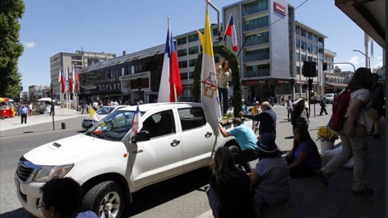 En las calles de Temuco se empezó a sentir el clima papal desde el fin de semana, con el montaje de los puestos de seguridad y de los vendedores que esperan salvar el mes en un día.
