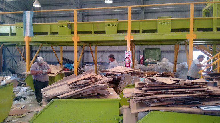 En el Complejo Ambiental Neuquén separan y reciclan la basura para luego venderla.