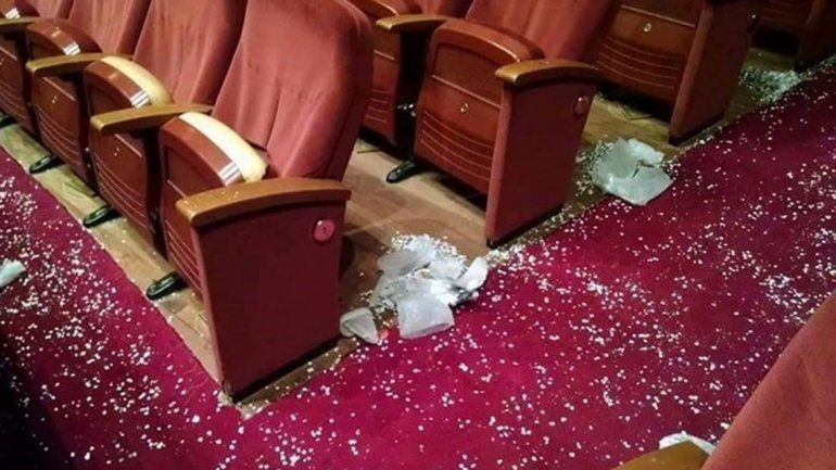 Los fanáticos de Lali también dejaron completamente sucia la sala de espectáculos.