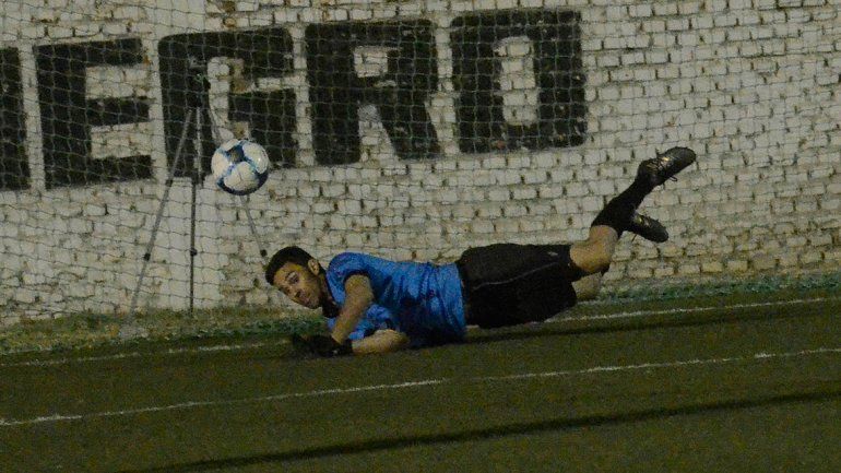 El último penal que atajó Alasia para Cipo. Nada menos que en el Maiolino, lo que valió la clasificación.