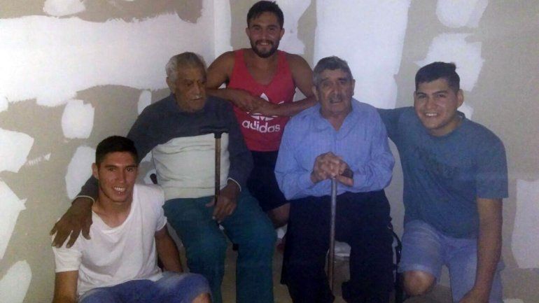 Cefe Arregui junto a Nicolás. Casi no juega por la muerte del Nono.