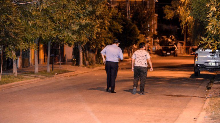 En plena calle, quedó un charco de sangre producto de la puñalada.