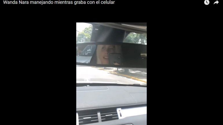 Mientras conducía con una mano, Wanda se filmó cantando y mirándose por el espejo retrovisor.
