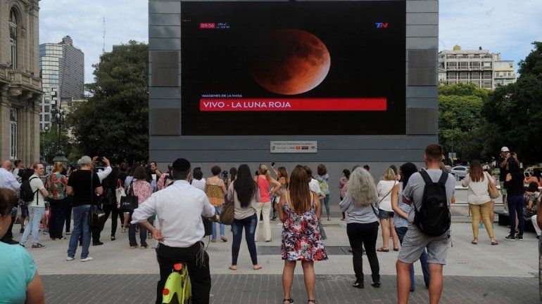 En Buenos Aires, el Gobierno permitió que en la pantalla gigante frente al Teatro Colón se emitiera la transmisión del eclipse. Asia, Oceanía, el este de Rusia y el oeste de EE.UU. lo vieron en directo.