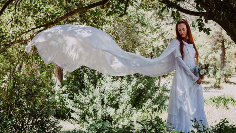 <p></p>La ceremonia arrancó con un gaitero y la novia entró con un violinista que tocó una versión de la canción de <i>Corazón valiente</i>, la épica película escocesa.<p></p>