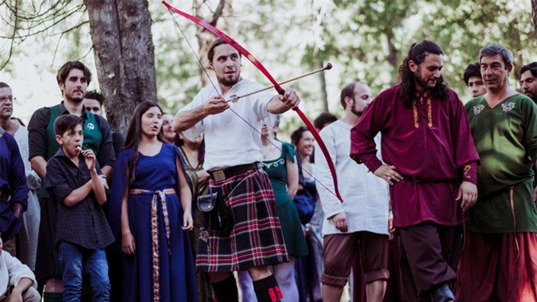 <p></p>La ceremonia arrancó con un gaitero y la novia entró con un violinista que tocó una versión de la canción de <i>Corazón valiente</i>, la épica película escocesa.<p></p>