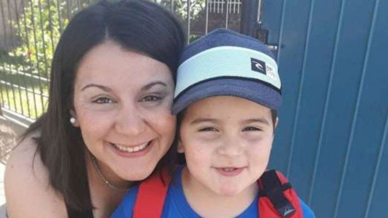 Mayra Soledad Bueno (25) y Lautaro Vega (7).