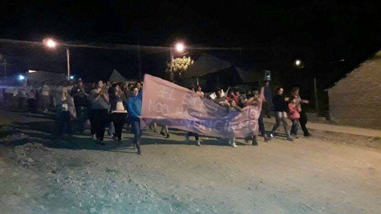 Anoche los vecinos marcharon en repudio al doble femicidio del que está sindicado Lorenzo Muñoz, de 40 años.