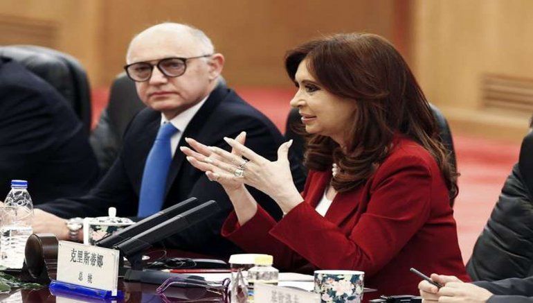 <p> Cristina Fernández de Kirchner y Héctor Timerman, dos de los involucrados en la causa. </p>