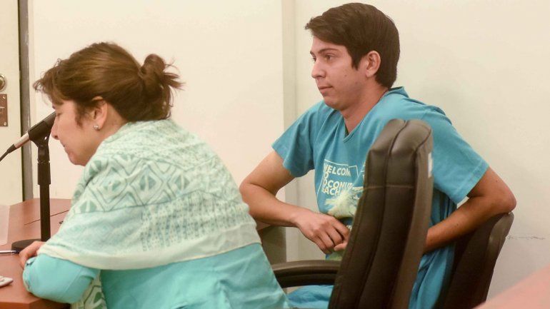 Enzo, de 18 años, junto a la defensora oficial Laura Giuliani en la audiencia.