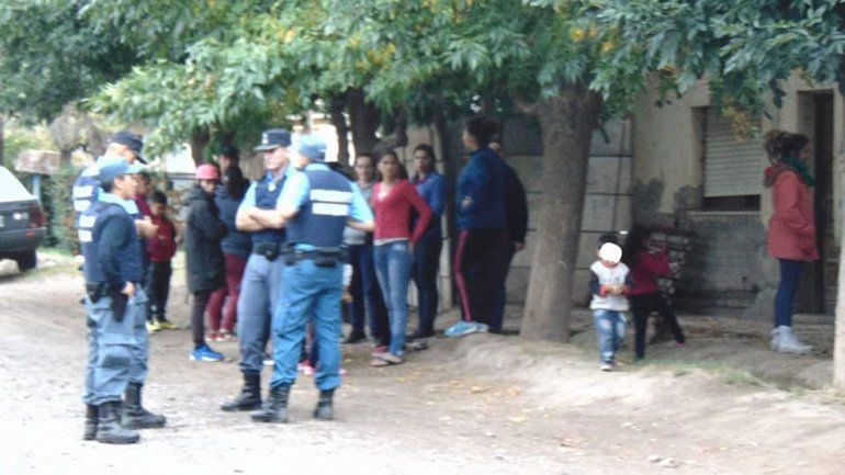 El momento del escrache que se le hizo el viernes pasado frente a la casa que alquilaba el papá del adolescente.