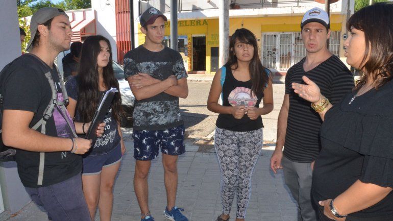 Los jóvenes recibieron el asesoramiento de Pamela Gaita, titular de la Unión de Inquilinos Neuquinos.