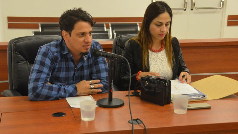 Galeano junto a su anterior defensora en la formulación de cargos.