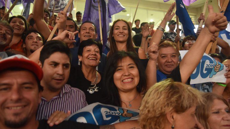 La militancia del MPN y otras organizaciones sociales y sindicales combinaron color y calor en las afueras del recinto legislativo.