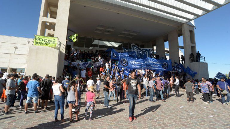 La militancia del MPN y otras organizaciones sociales y sindicales combinaron color y calor en las afueras del recinto legislativo.