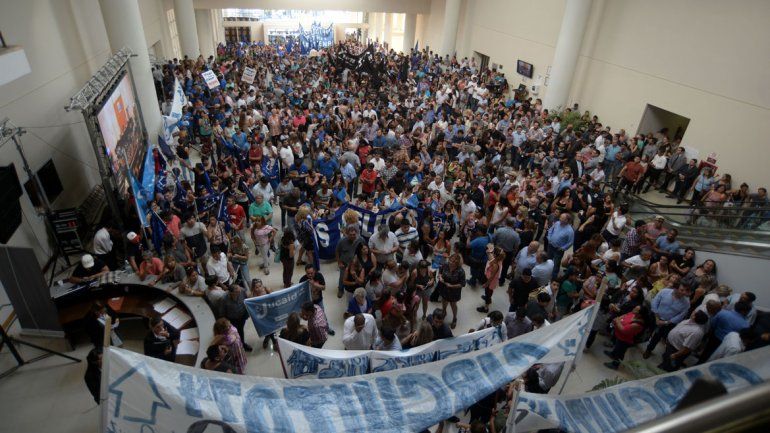 La militancia del MPN y otras organizaciones sociales y sindicales combinaron color y calor en las afueras del recinto legislativo.