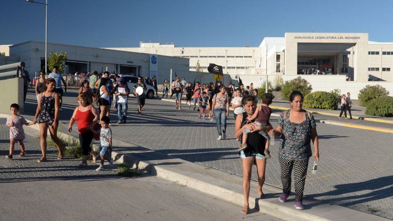 La militancia del MPN y otras organizaciones sociales y sindicales combinaron color y calor en las afueras del recinto legislativo.