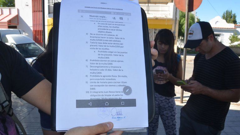 Algunas de las reglas y las multas insólitas que el dueño del lugar imponía a los estudiantes.