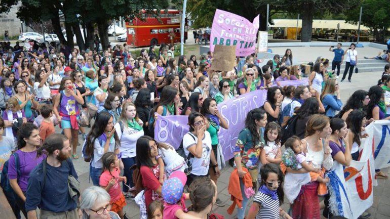 Una multitud de mujeres se manifestó en San Martín de los Andes.