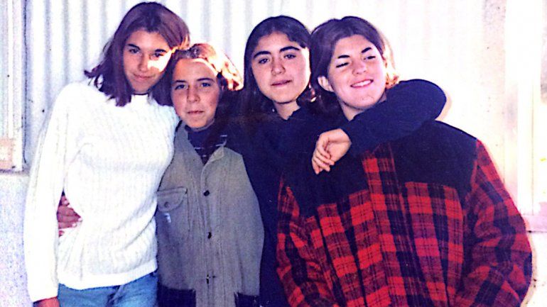 Florencia (blanco) con amigas en el secundario Jean Piaget: Belén López, Lucrecia Peñalva y Silvina Bergmann.